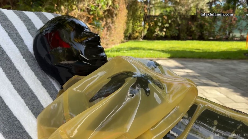 LatexLolaNoir - Sealed Tight Left Outside
